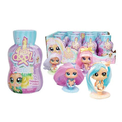 دمى Hairdooz Pastelz القابلة للجمع في عبوة مفاجأة على شكل زجاجة شامبو، مع زجاجة صالون صغيرة ومفاجآت معطرة – تُباع بالقطعة